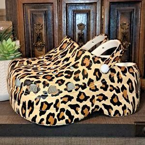 (NEW) Animal Print Platform Clogs SZ 10 (BEST FITS 9-9.5)